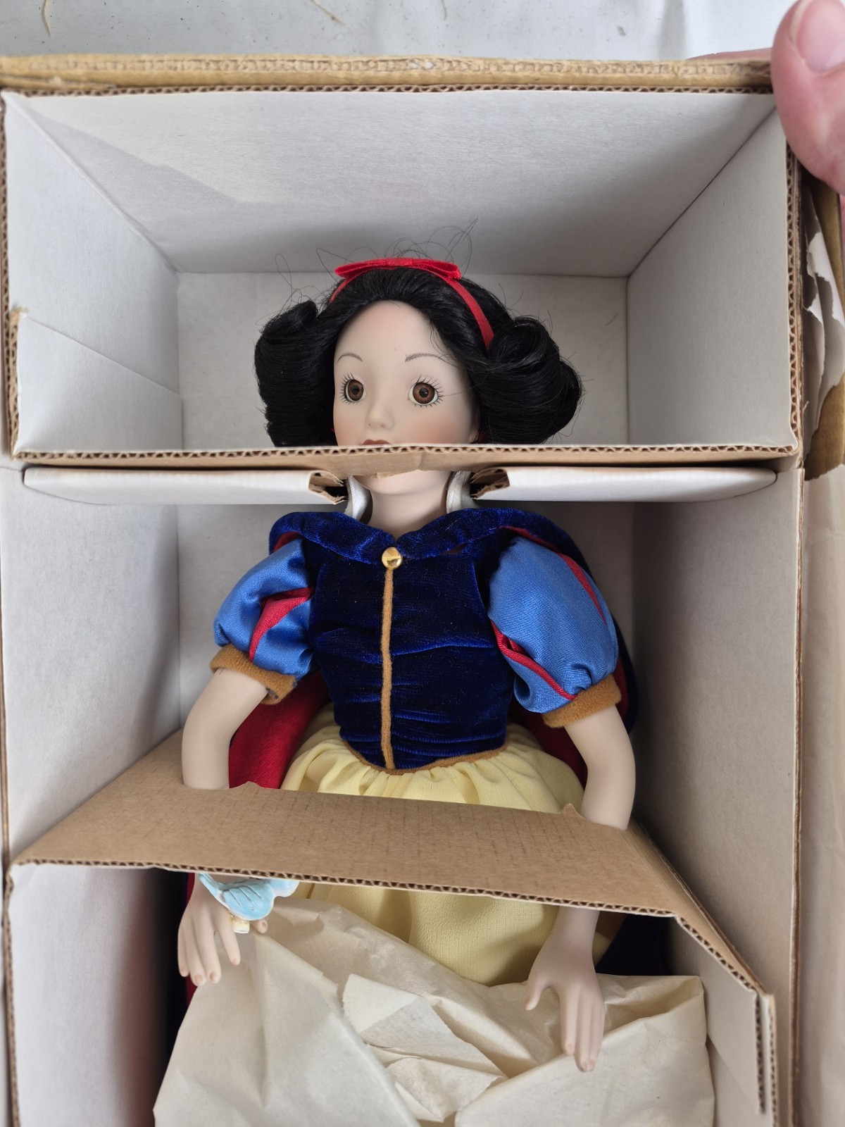 Ashton Drake Galleries Porcelain Snow White Doll #14869 with Box 476/2500 Ashton Drake Galleries Porcelain Snow White Doll #14869 with Box 476/2500