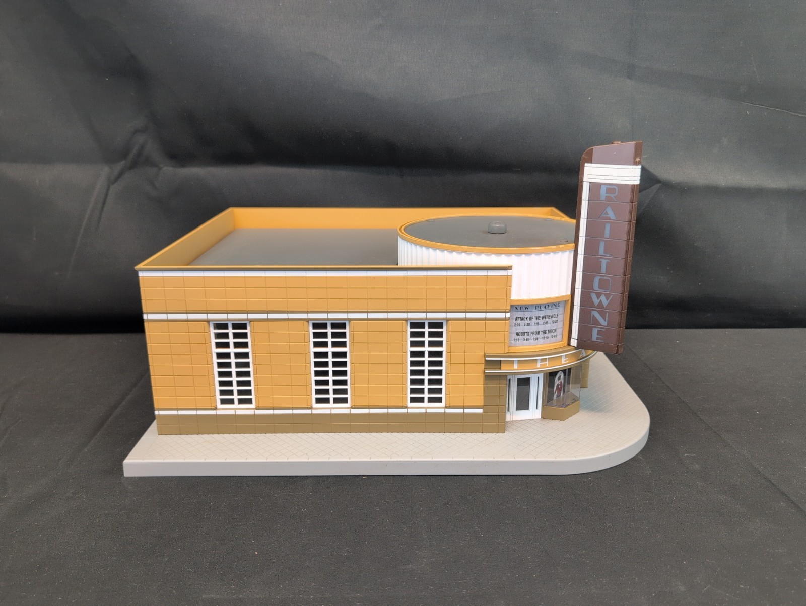 MTH 30-9054 RailKing O Gauge Art Deco Movie Theater Lighted Building