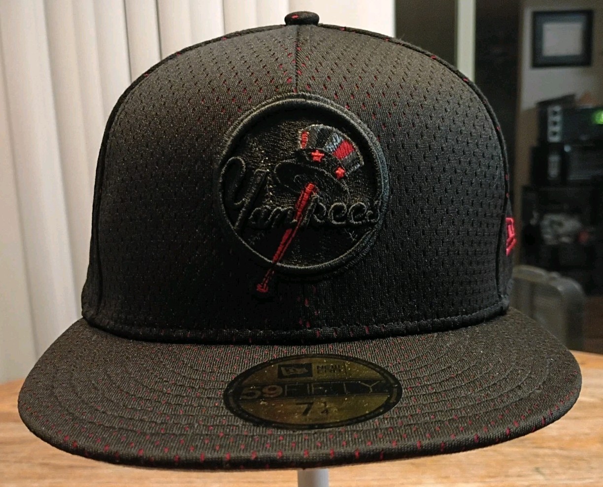 New Era New York Yankees Blackout Pop Mesh Fitted 59Fifty Fitted Hat *Size:7 1/8 New Era New York Yankees Blackout Pop Mesh Fitted 59Fifty Fitted Hat *Size:7 1/8