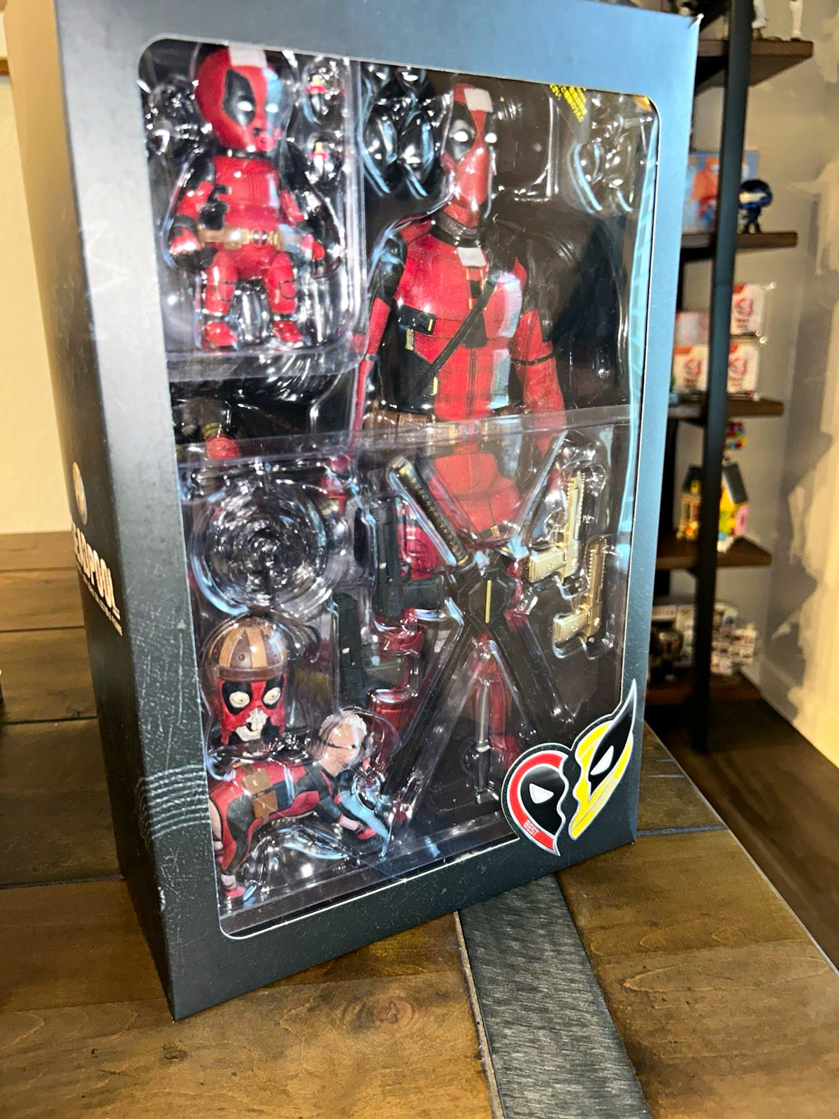 Hot Toys Deadpool MMS746 1:6 Action Figure Red/Black w/ Sword & Pistol Hot Toys Deadpool MMS746 1:6 Action Figure Red/Black w/ Sword & Pistol