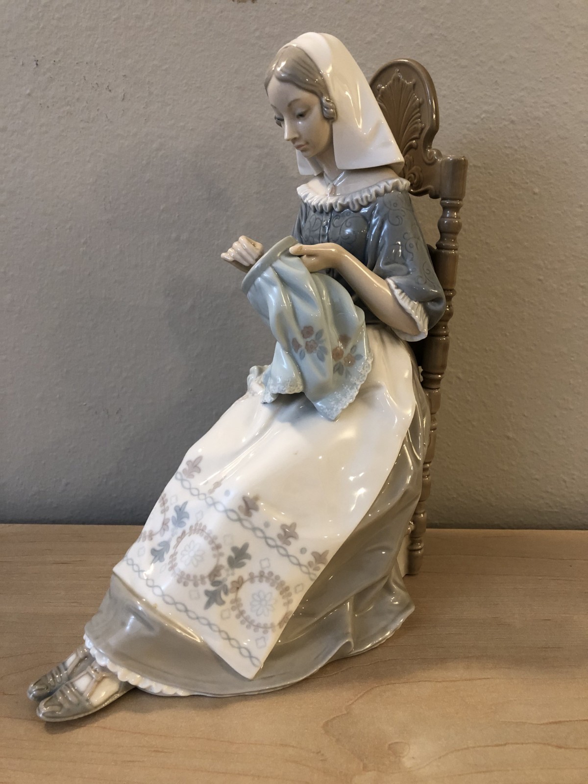 LLADRO 4865 INSULAR EMBROIDERESS 11” LLADRO 4865 INSULAR EMBROIDERESS 11”