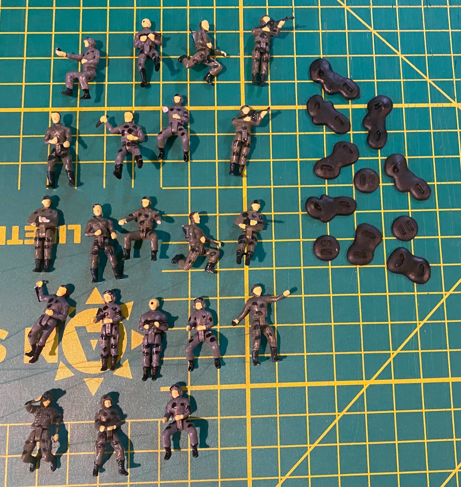 Galoob Micro Machines Military Figures Lot Vintage Gray Camo Soldiers Stands