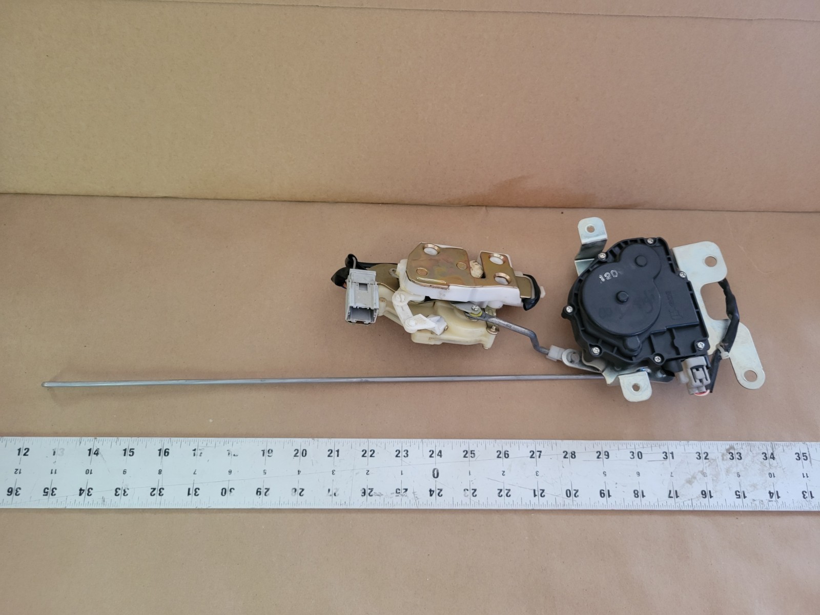 Trunk Liftgate Latch Lift Gate Actuator Assembly 2000-2006 Honda Insight G1 Used Trunk Liftgate Latch Lift Gate Actuator Assembly 2000-2006 Honda Insight G1 Used