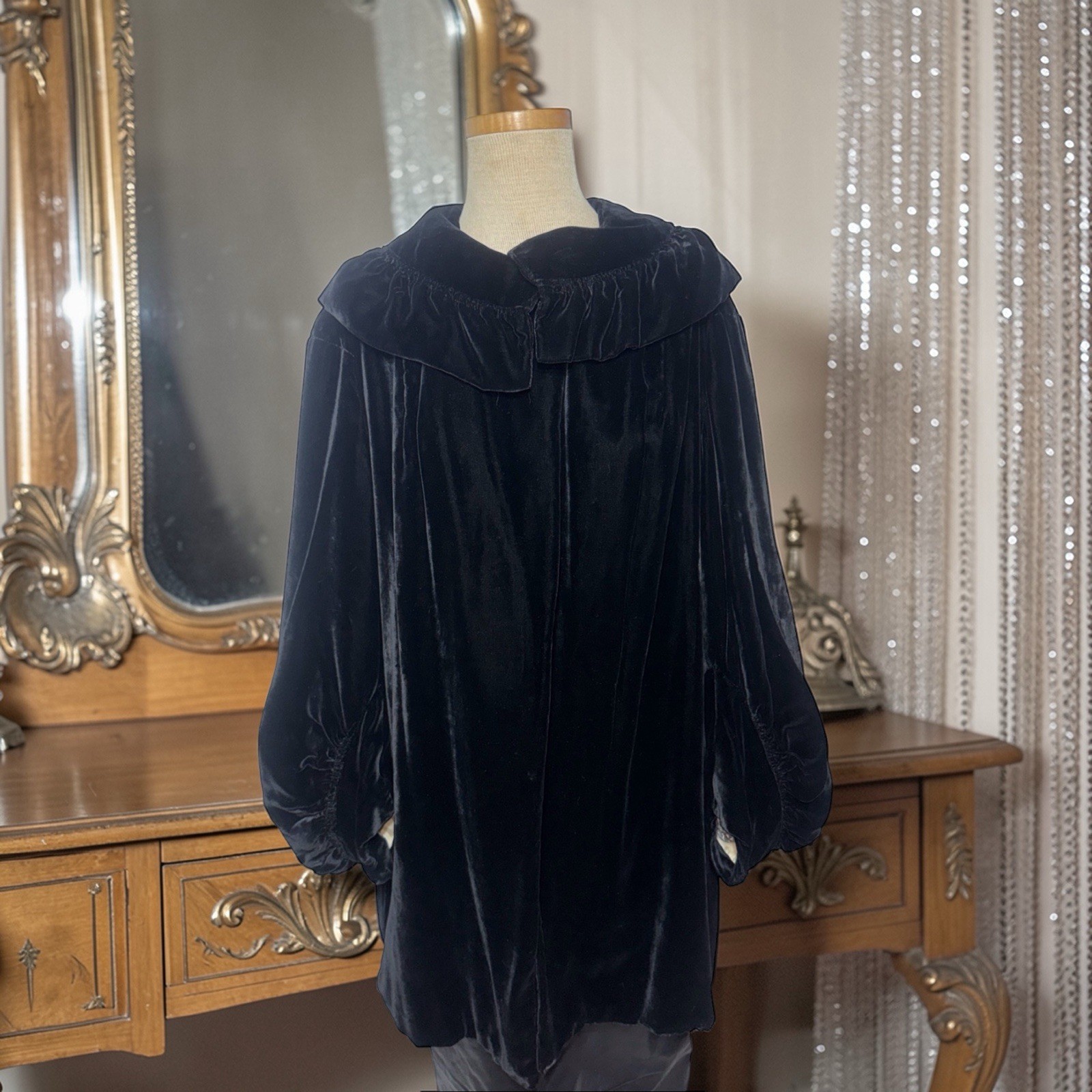 The Daytons Company 1920’s 30’s Silk Velvet Bishop Opera Sleeves L Coat Art Deco The Daytons Company 1920’s 30’s Silk Velvet Bishop Opera Sleeves L Coat Art Deco