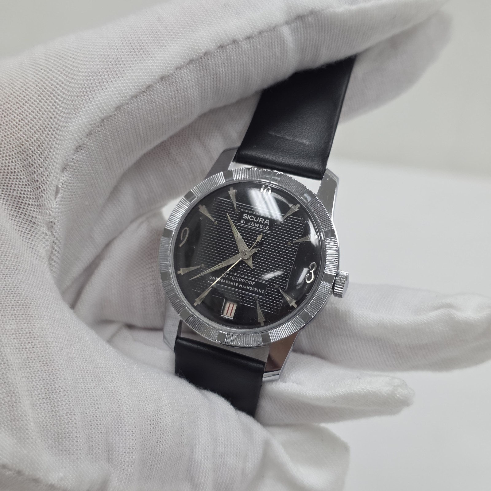 Vintage Sicura 21 Jewel Men's Mechanical Watch Swiss Fancy Bezel & Black Dial 