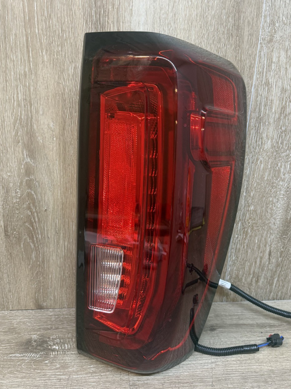 2019-26 GMC SIERRA 1500 RH TAIL LIGHT ASSY OEM PART # 86291952