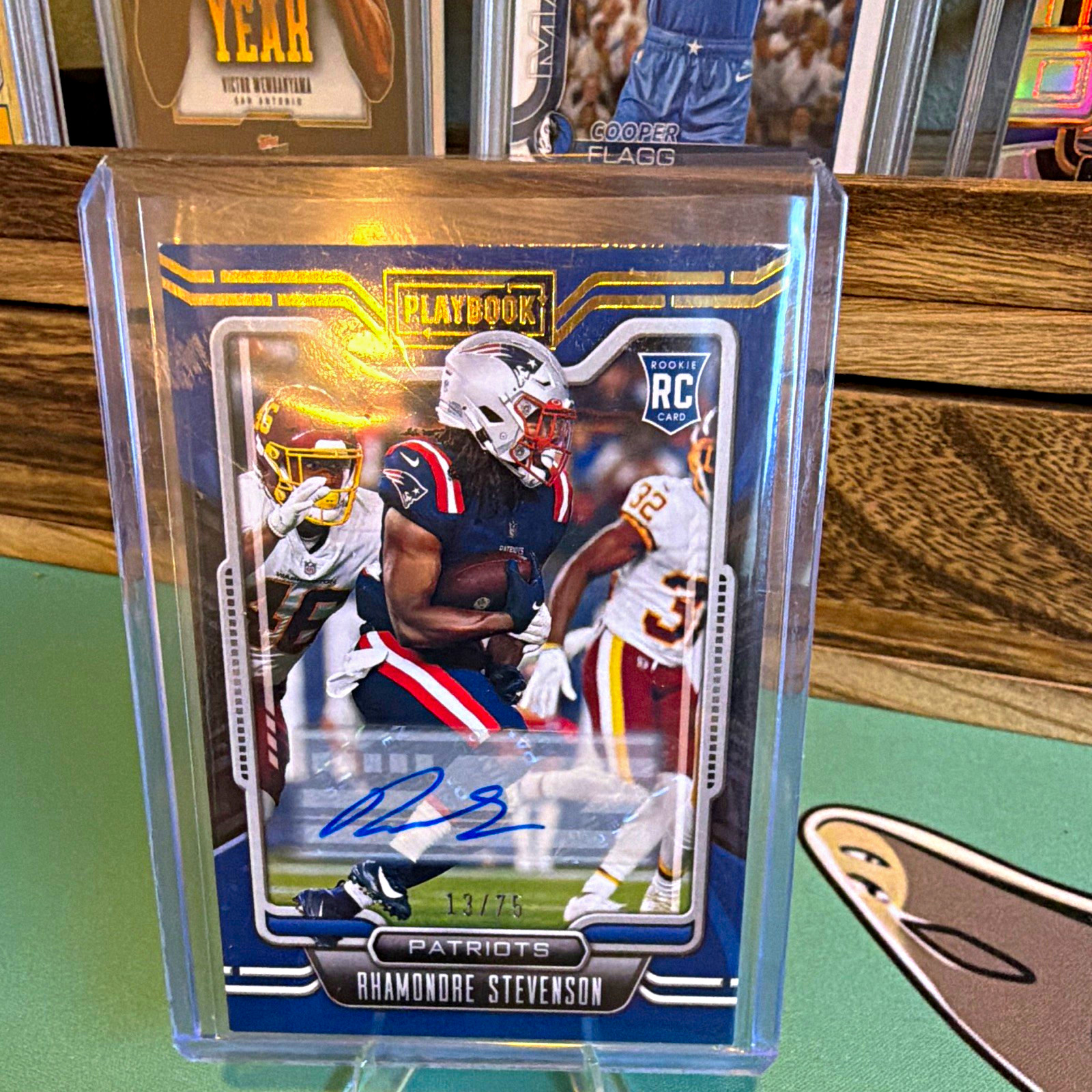 Panini 2021 Playbook Rhamondre Stevenson Rookie Auto Gold Signatures /75 #133 Panini 2021 Playbook Rhamondre Stevenson Rookie Auto Gold Signatures /75 #133