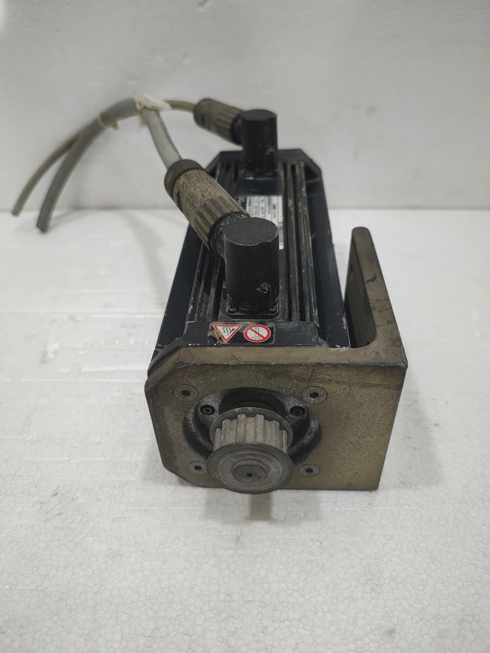 1PC Lenze MDSKARS056-22 Servo Motor 2.4A 0.8KW
