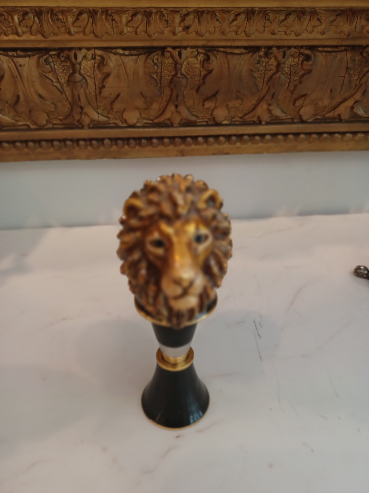 Jay Strongwater Lion Head Bottle Stopper with Base Jay Strongwater Lion Head Bottle Stopper with Base