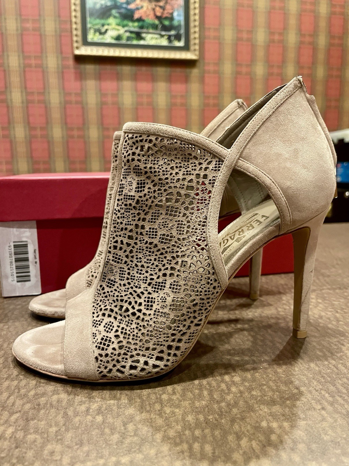 $925 EUC FERRAGAMO Sexy Beige GAYLE Sz 7.5 Pumps Heels Shoes