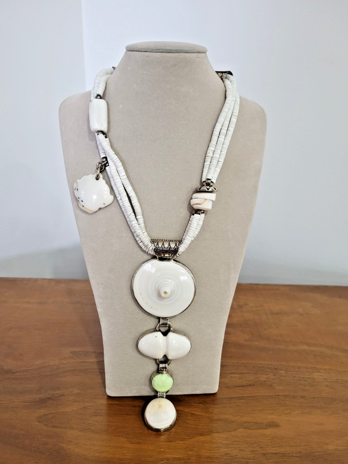 Stunning Signed Melanie DeLuca Sterling & Shell Pendant Necklace