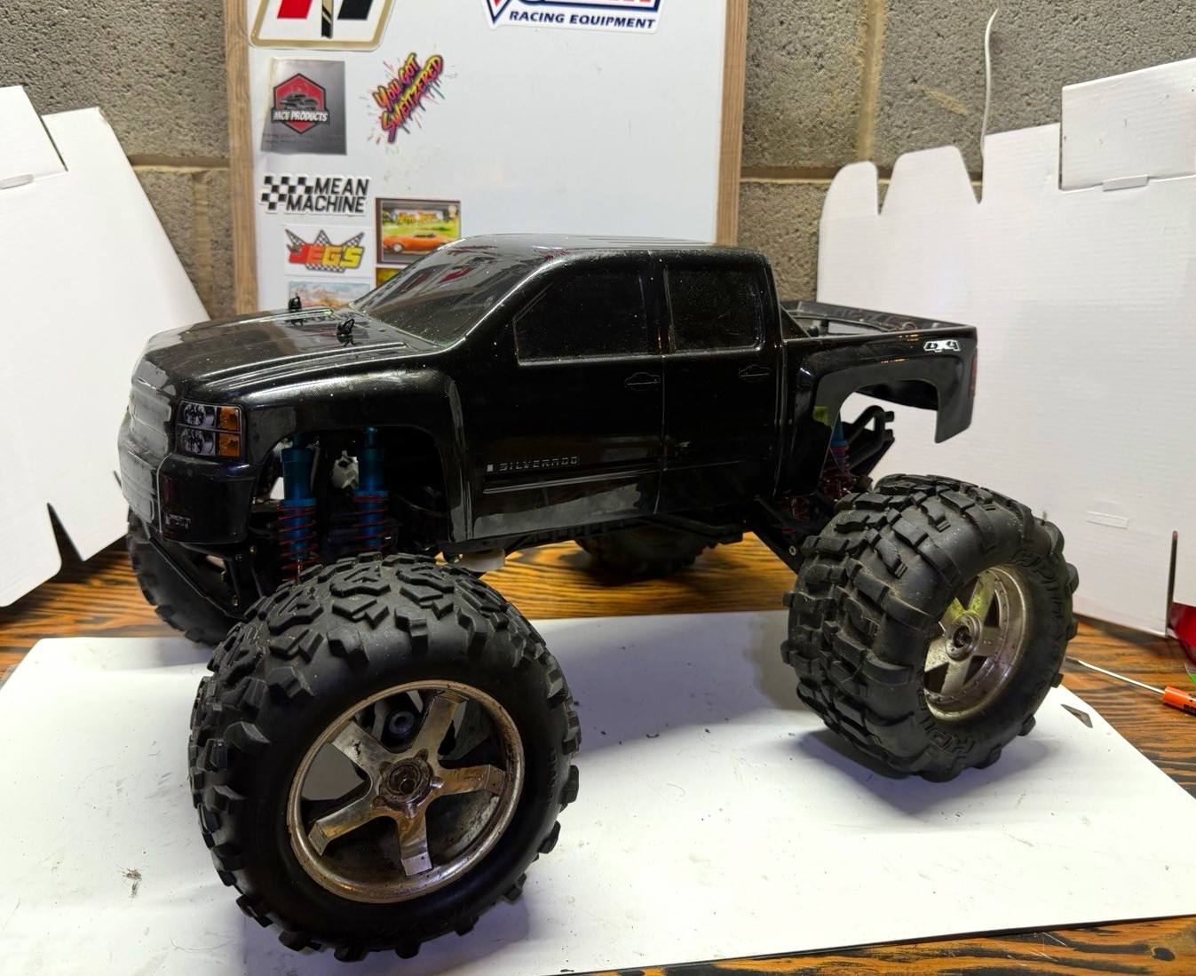 Traxxas E-MAXX 1/10 RC monster truck Roller Chevy Silverado body 