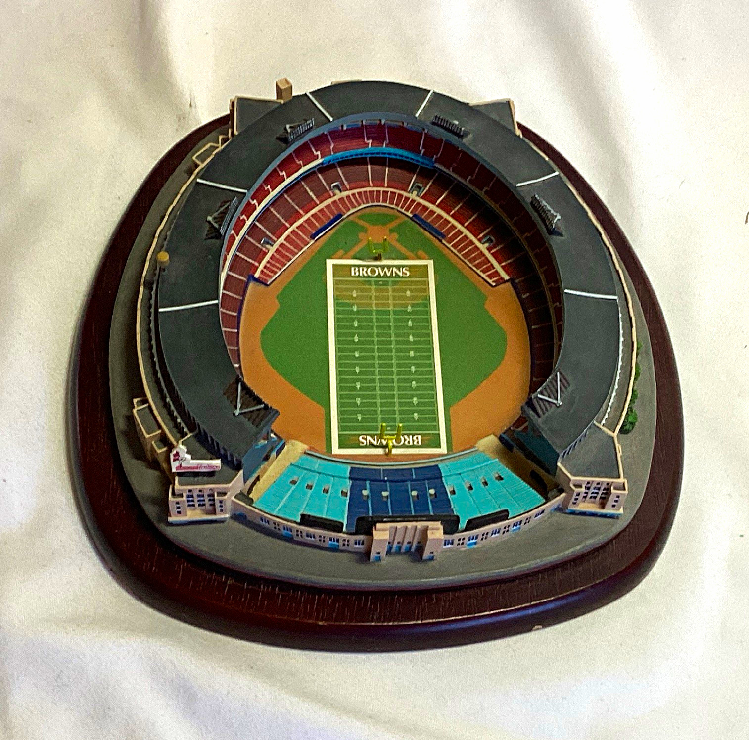 Danbury Mint Cleveland Browns NFL Municipal Stadium Replica Wood Base Danbury Mint Cleveland Browns NFL Municipal Stadium Replica Wood Base