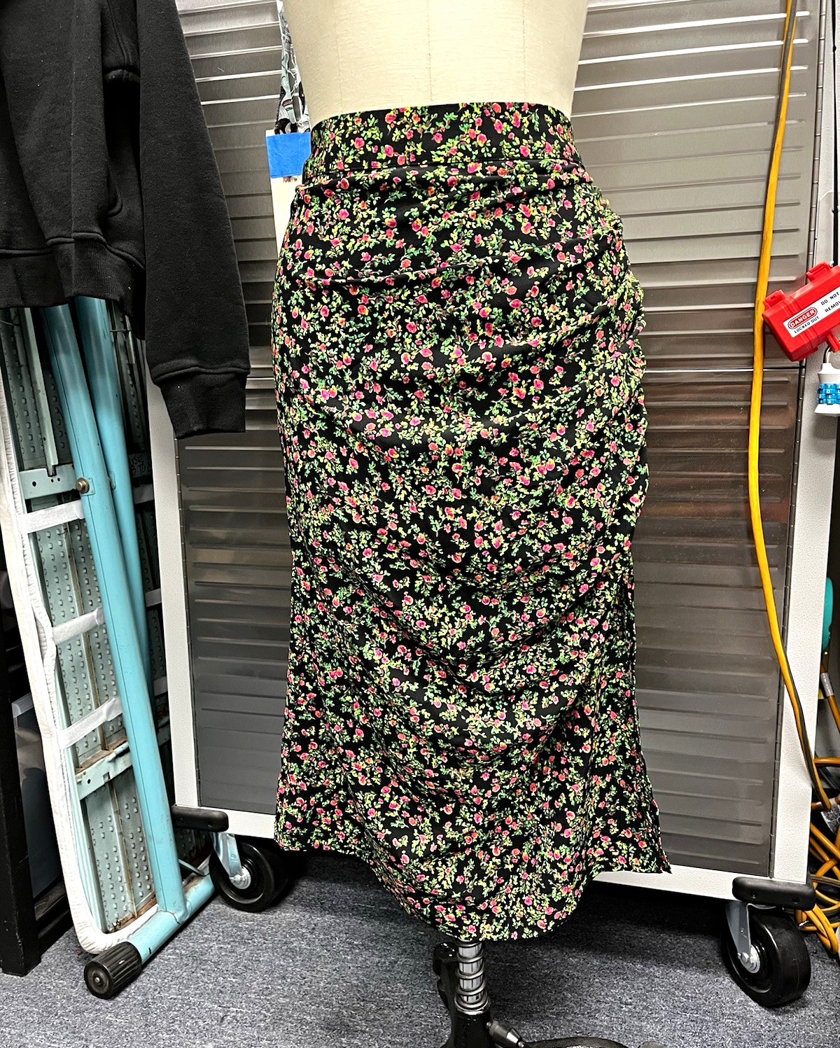 Vero Moda Women’s Floral Straight & Pencil Midi Skirt Size M Black Pink