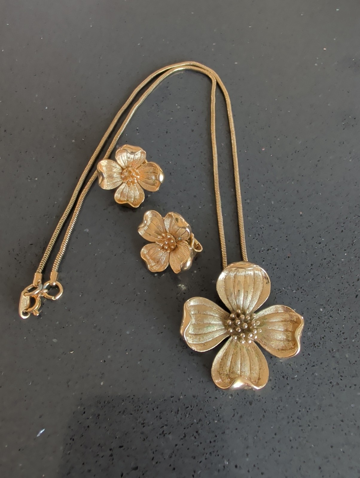 VINTAGE TRIFARI SIGNED GOLD TEXTURED DOGWOOD FLOWER NECKLACE & EARRINGS W99