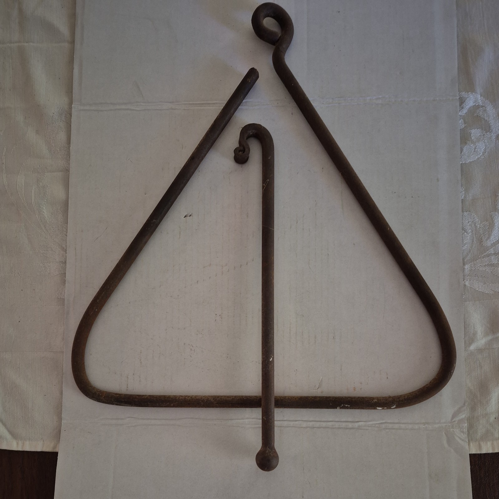 VTG LARGE ANTIQUE HAND FORGED CURVED FARMHOUSE IRON DINNER TRIANGLE BELL 15x16