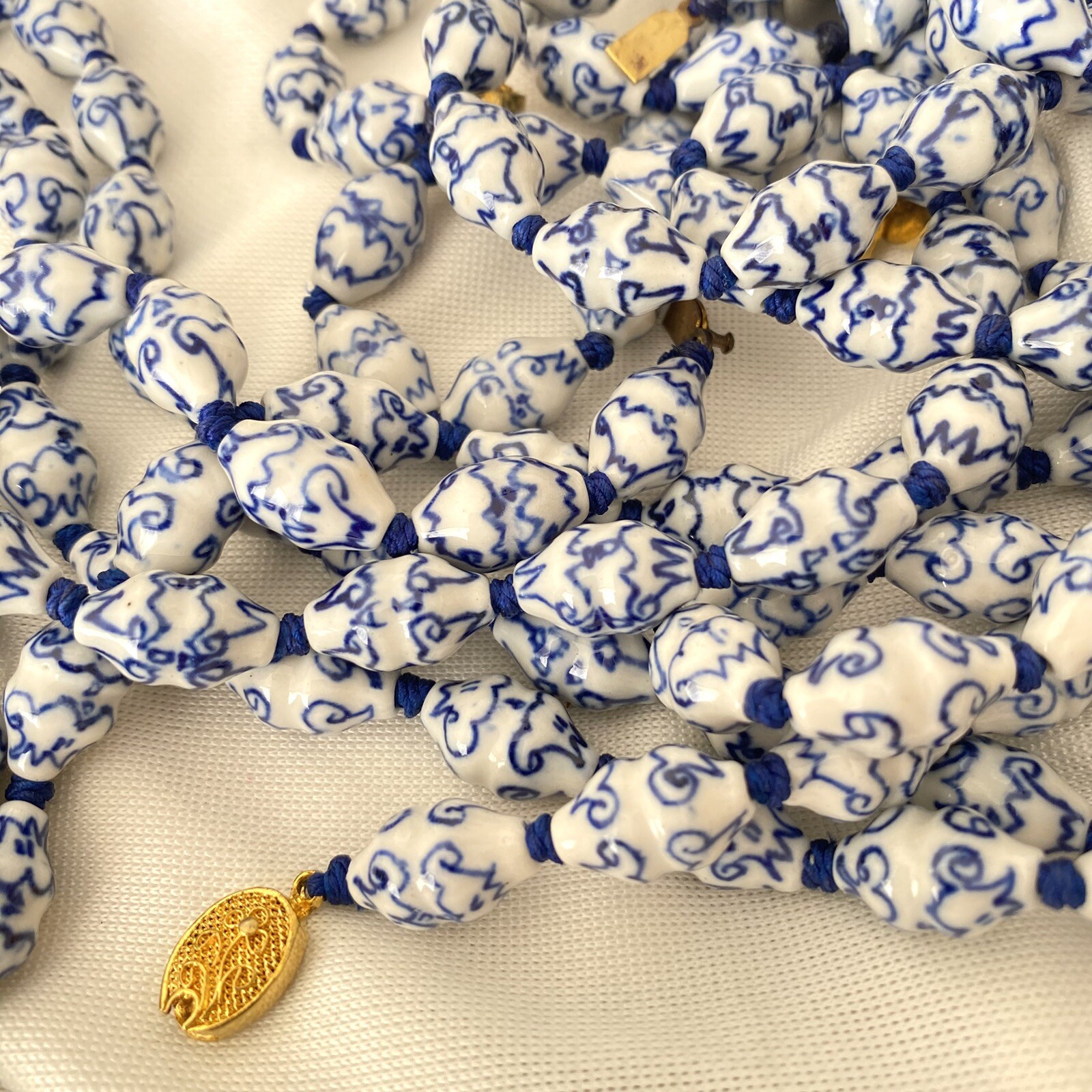 Vtg Hand Painted Porcelain Bead Necklace Gold Clasp Hand-Knotted 24\