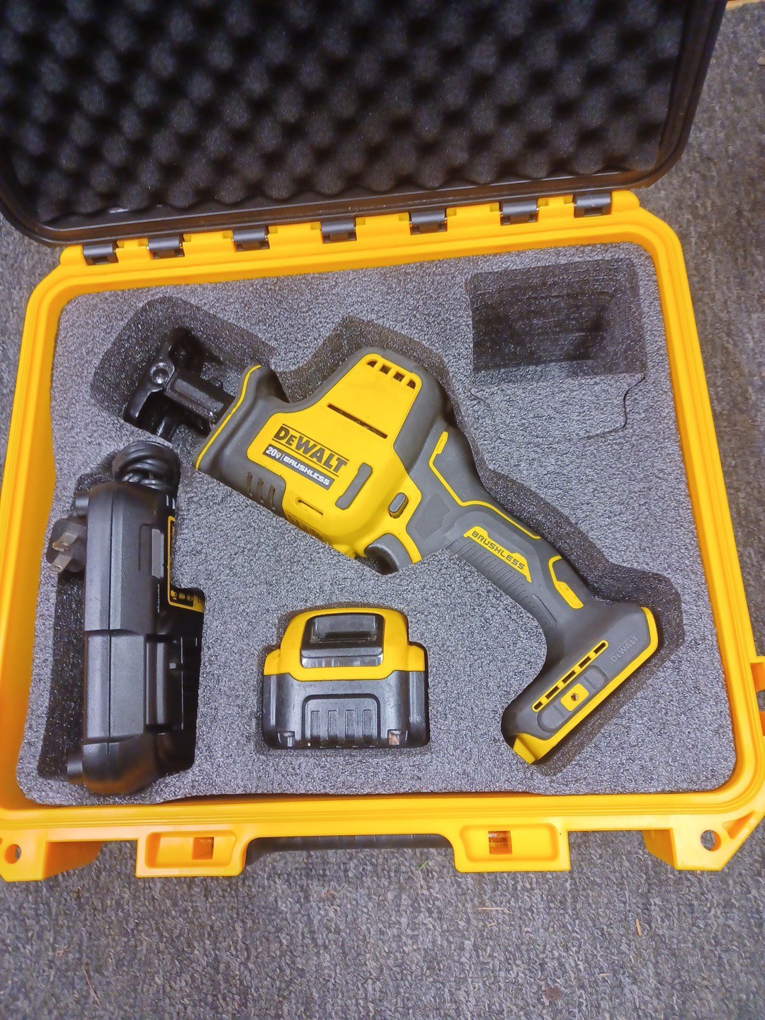 DEWALT Atomic 20V Cordless Reciprocating Saw (Kit) - DCS369B W/ Bat And Charger DEWALT Atomic 20V Cordless Reciprocating Saw (Kit) - DCS369B W/ Bat And Charger
