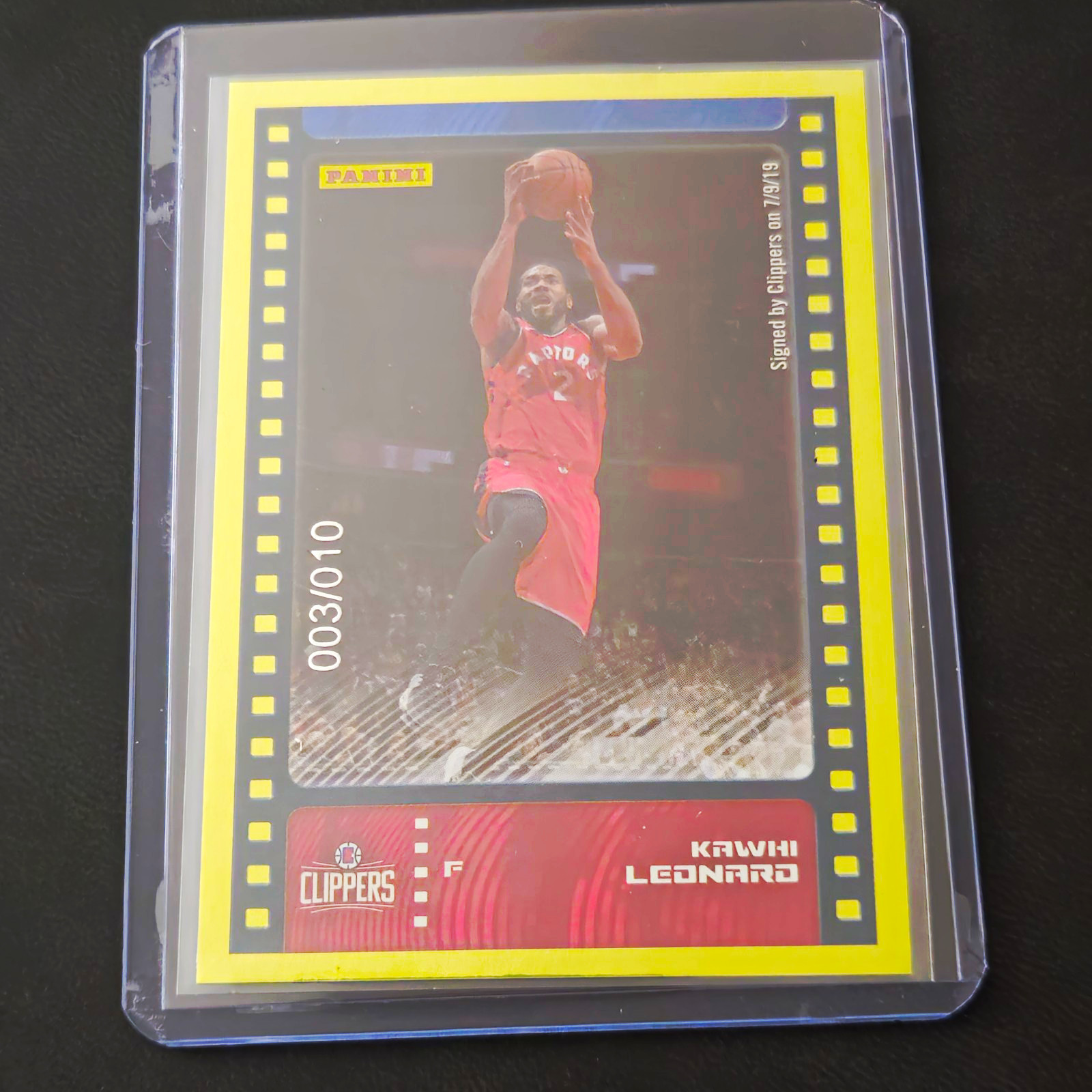 Panini 2019-20 NBA Sticker & Card Kawhi Leonard #22 Gold /10 Clippers Panini 2019-20 NBA Sticker & Card Kawhi Leonard #22 Gold /10 Clippers