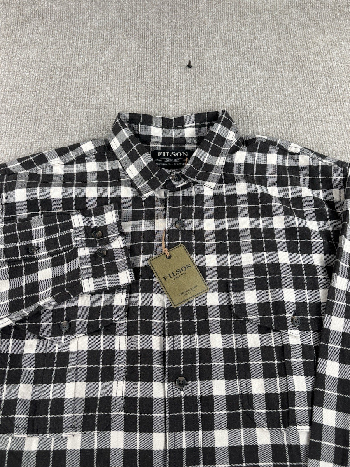 NWT C.C. Filson Alaskan Guide Shirt Men\'s Medium Plaid Button Up Long Sleeve NWT C.C. Filson Alaskan Guide Shirt Men\'s Medium Plaid Button Up Long Sleeve