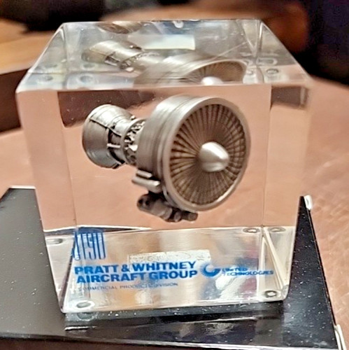 PRATT & WHITNEY JT90 ENGINE - LUCITE DESK TOP MOMENTO PRATT & WHITNEY JT90 ENGINE - LUCITE DESK TOP MOMENTO