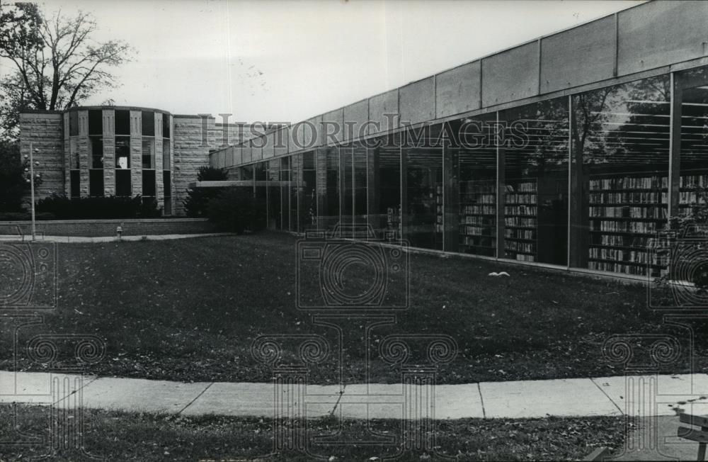 1977 Press Photo Waukesha City Library  - mja21161