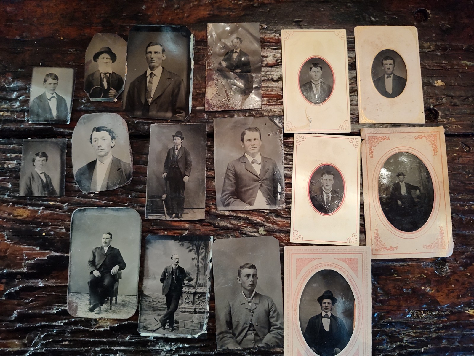 Lot of 16 Antique Tintype Photographs, 5 Tin Types in paper covers. Lot of 16 Antique Tintype Photographs, 5 Tin Types in paper covers.