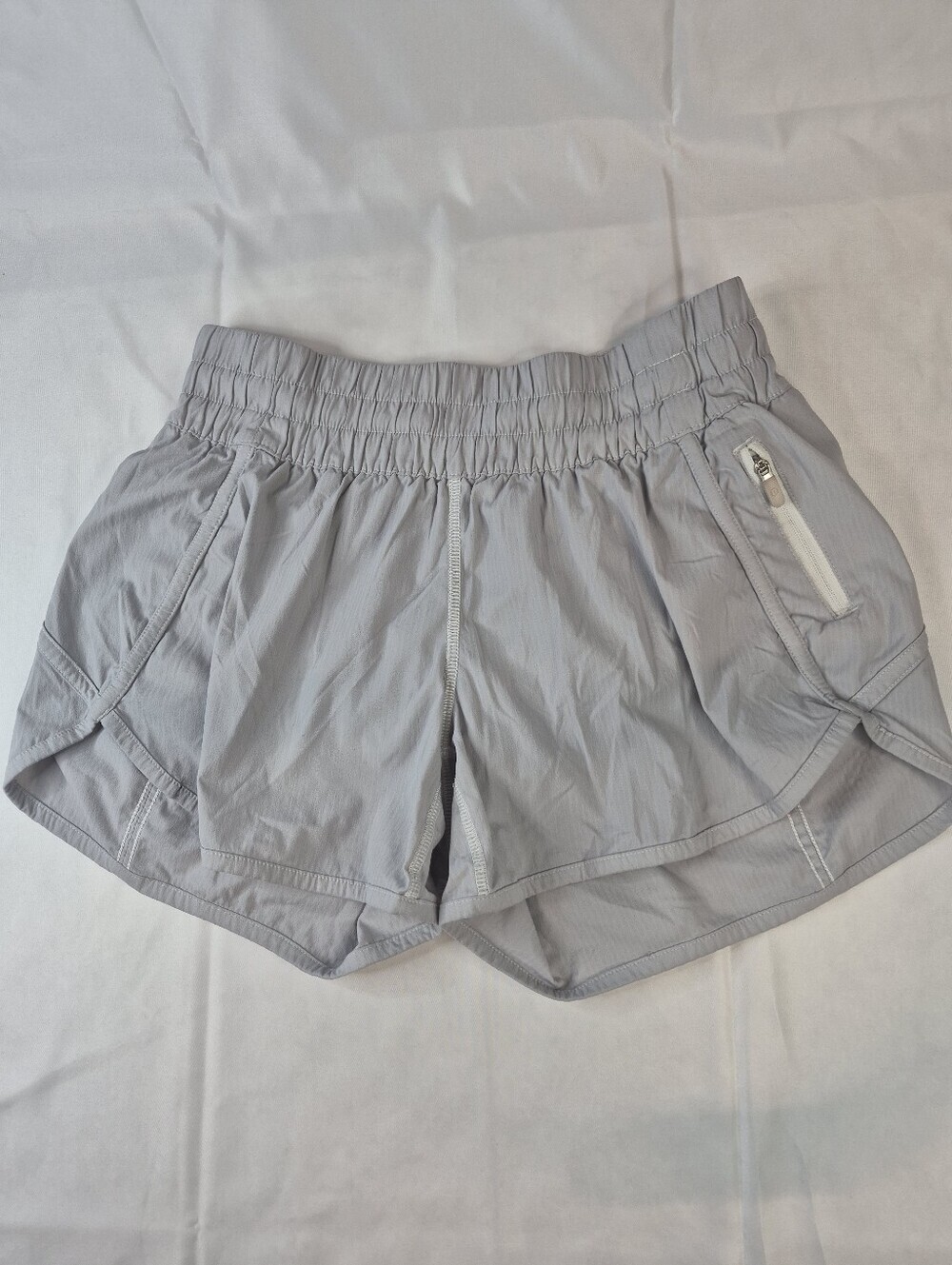 Lululemon Women\'s Tracker Running Shorts Light Gray Size 6 Lined Zip Pocket Lululemon Women\'s Tracker Running Shorts Light Gray Size 6 Lined Zip Pocket