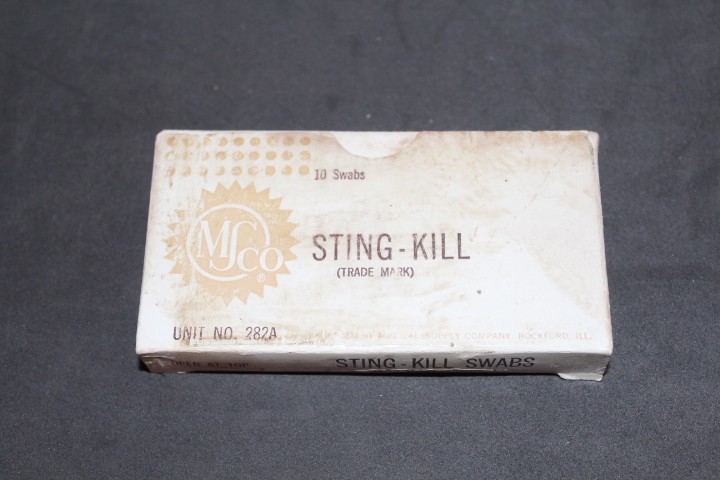 VINTAGE MSCO STING-KILL BOX WITH TEN (10) ORIGINAL SWABS FOR INSECT STINGS (581) VINTAGE MSCO STING-KILL BOX WITH TEN (10) ORIGINAL SWABS FOR INSECT STINGS (581)