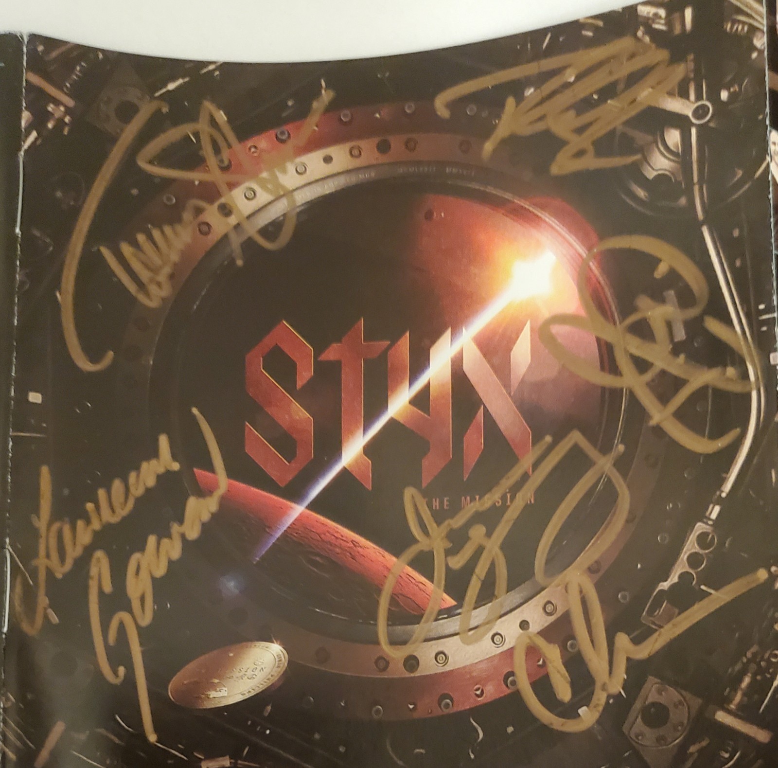 STYX AUTOGRAPHED CD BOOKLET COVER INCLUDES ALL BAND MEMBERS SIGNED \ STYX AUTOGRAPHED CD BOOKLET COVER INCLUDES ALL BAND MEMBERS SIGNED \