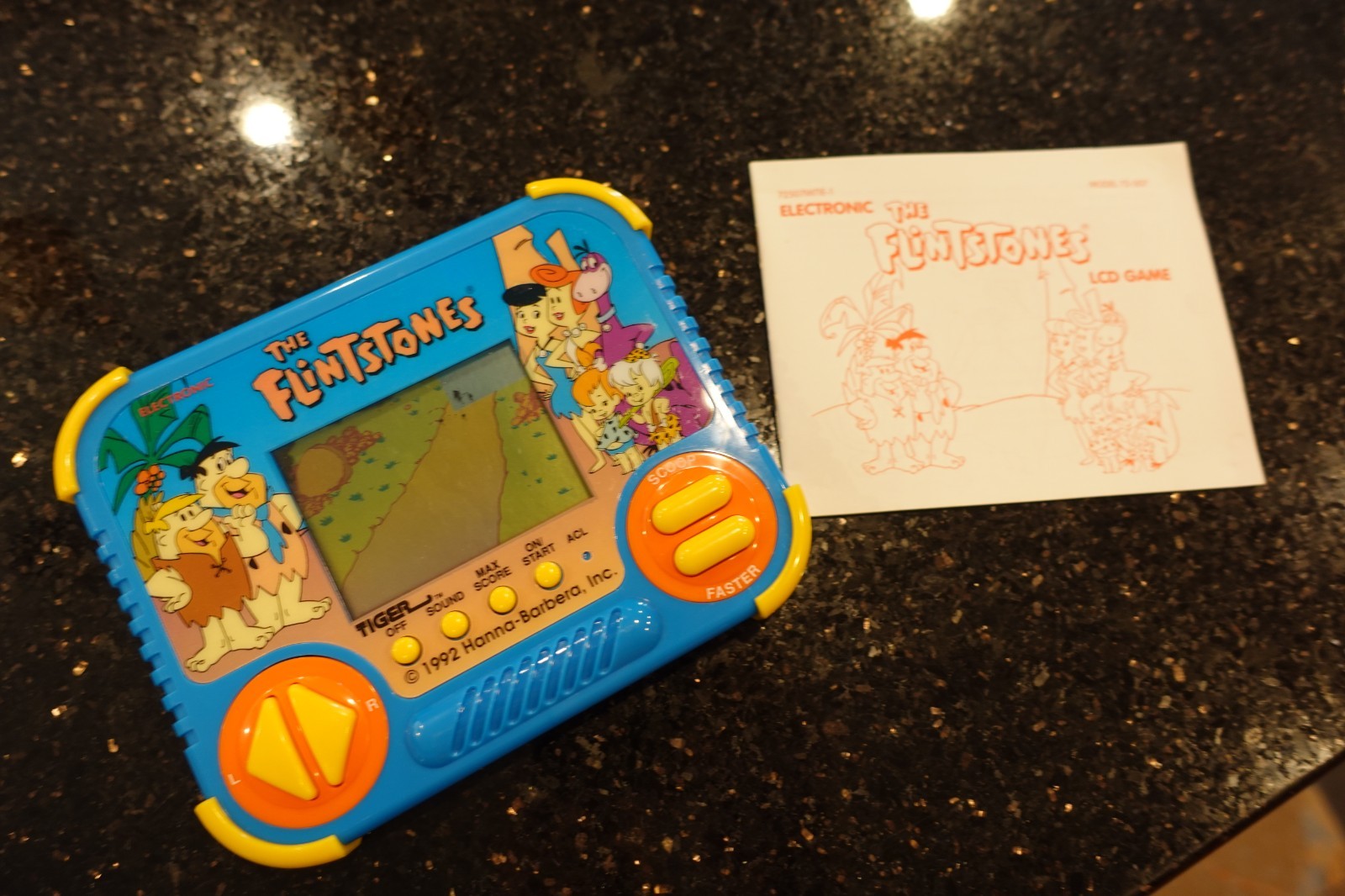 Vintage Tiger The FLINTSTONES  Handheld Electronic Tabletop Video game  D5  RARE