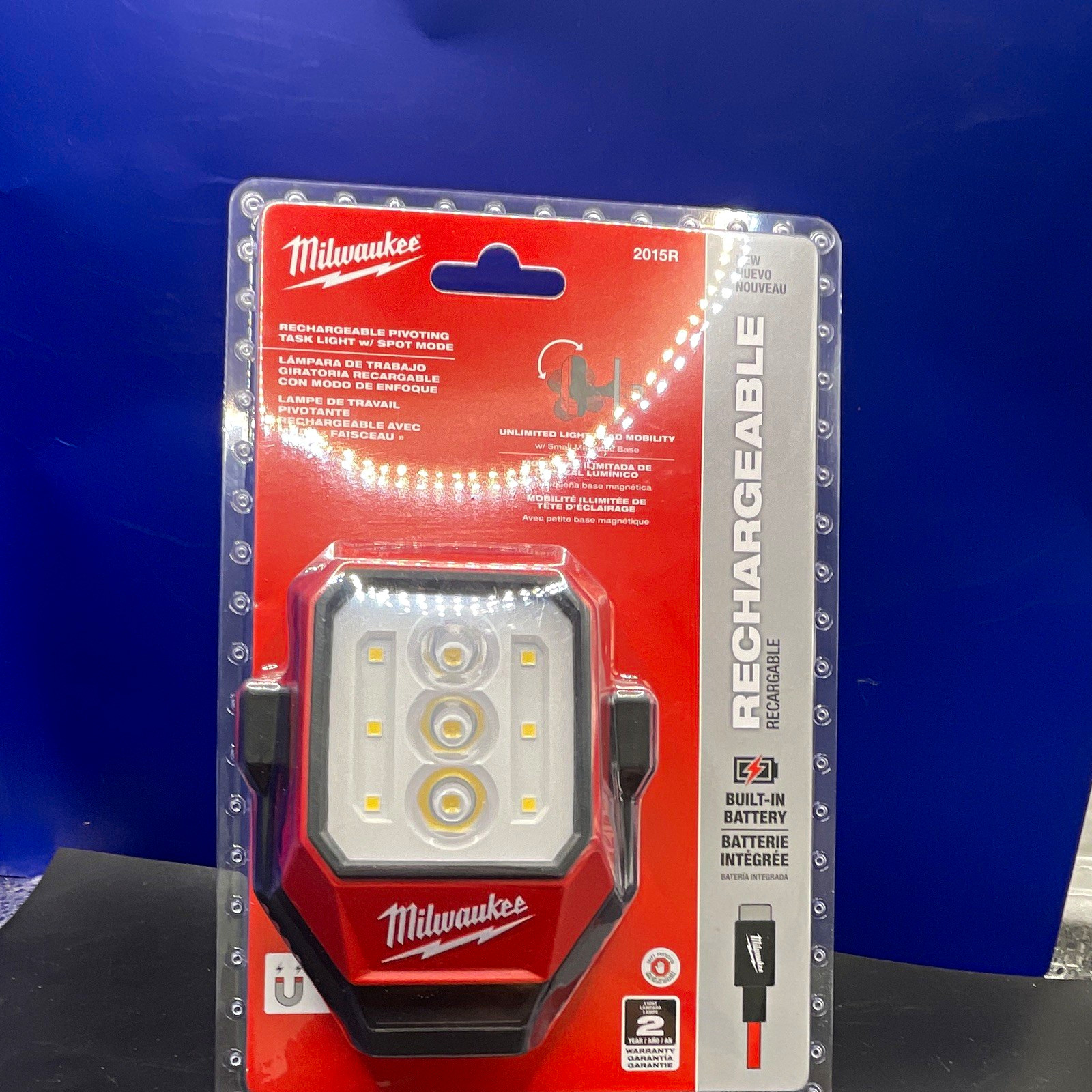 Milwaukee 2015R TRUEVIEW Rechargeable LED Worklight Magnetic 600 Lumens IP54 Milwaukee 2015R TRUEVIEW Rechargeable LED Worklight Magnetic 600 Lumens IP54