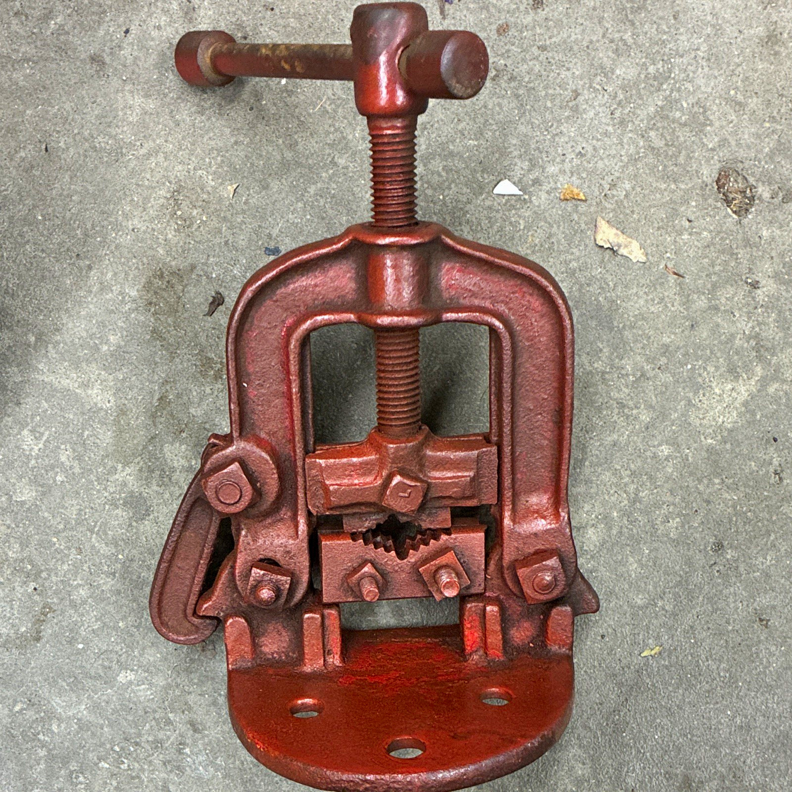 Vintage Heavy-Duty Industrial Pipe Vise Clamp, Cast Iron Base Plate, Red Vintage Heavy-Duty Industrial Pipe Vise Clamp, Cast Iron Base Plate, Red