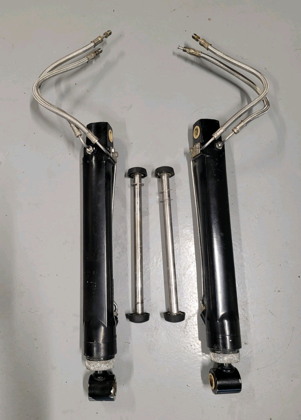 MerCruiser Alpha One Gen 2 Trim Rams w/ Hardware (Freshwater)