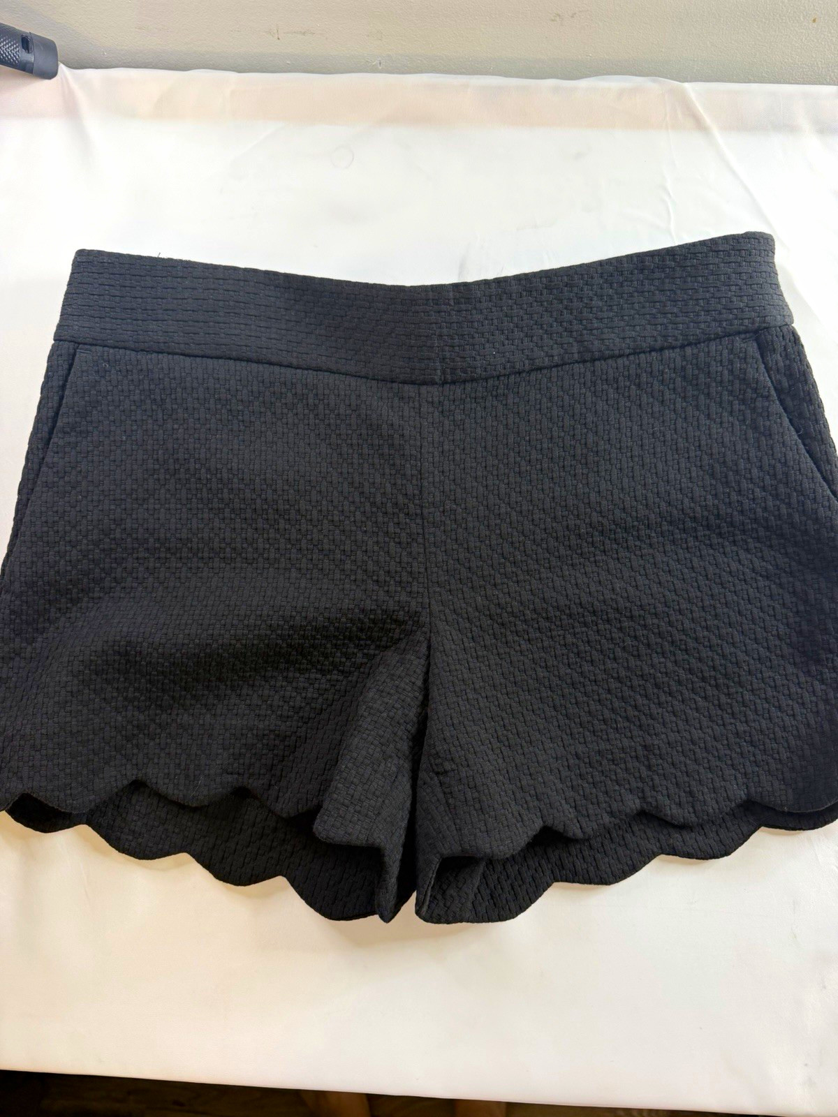 Ann Taylor LOFT Riviera Solid Black Scalloped Pocket Shorts Women Size 4