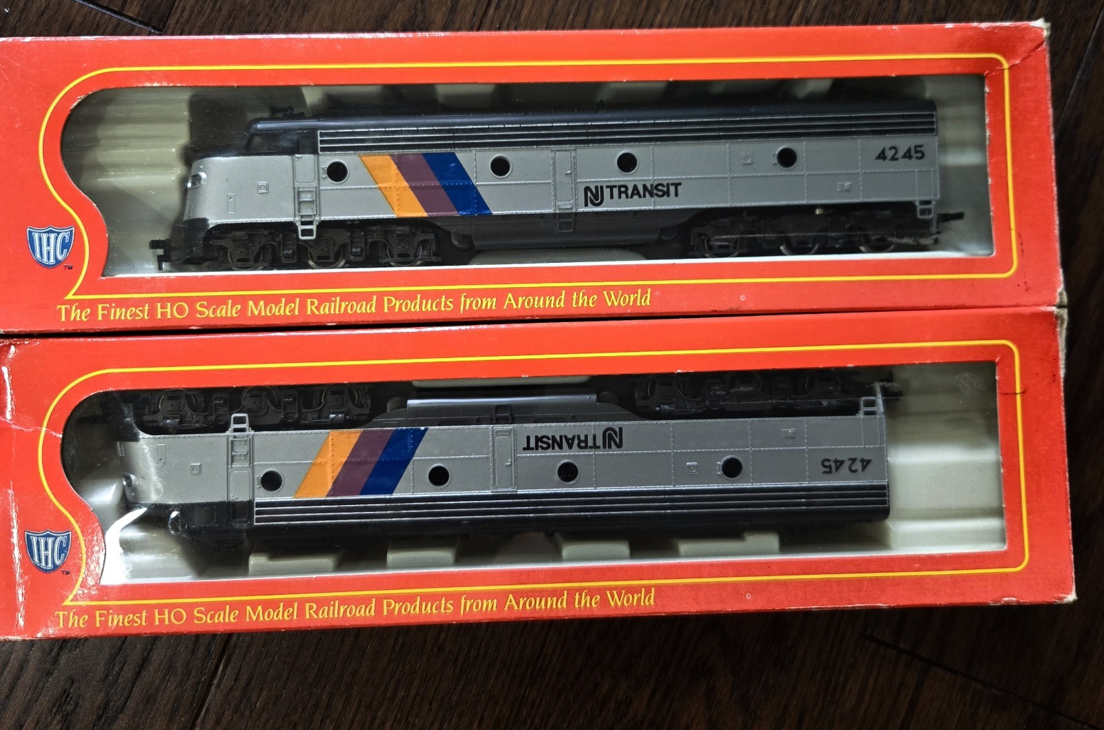 IHC 1942 E-8 POWERED AND DUMMY N.J.TRANSIT LOCOMOTIVE NEW IN BOX (C7)