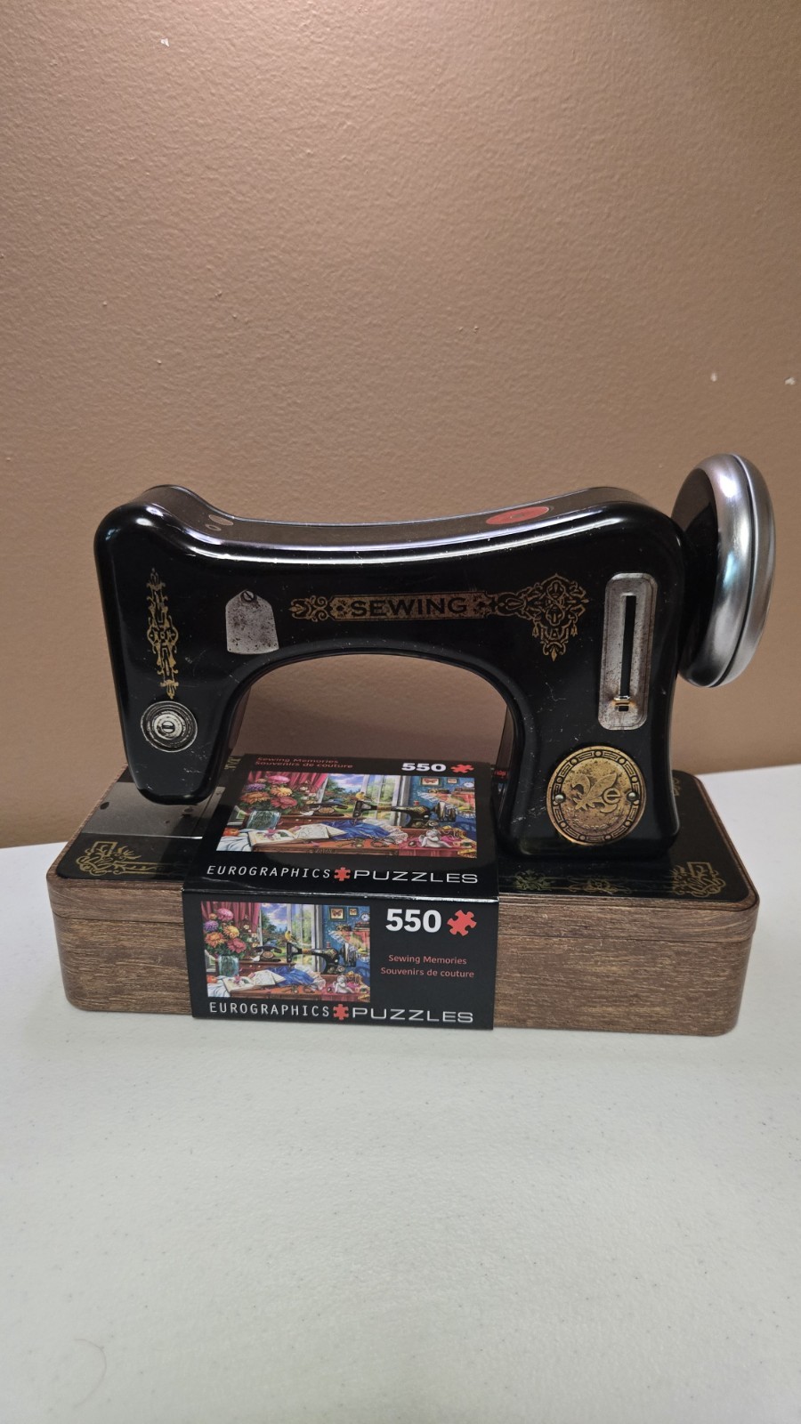 Eurographics Sewing Memories 550 Pc Puzzle Vintage Sewing Machine Tin NEW Eurographics Sewing Memories 550 Pc Puzzle Vintage Sewing Machine Tin NEW