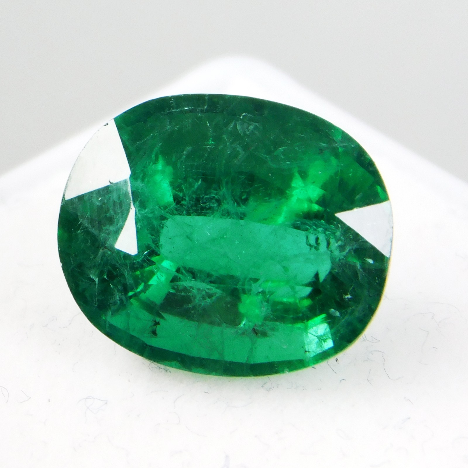 Certified 7.10 Ct Natural Oval Shape Colombian Green Emerald loose Gemstone