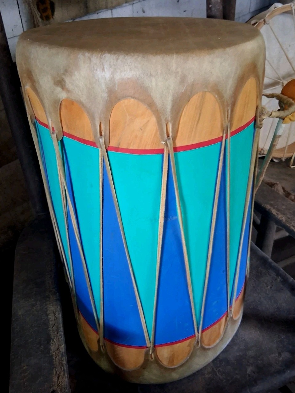 * 1990s NATIVE AMERICAN COCHITI LARGE  POW WOW DRUM SHOW STOPPER  BEAUTY*