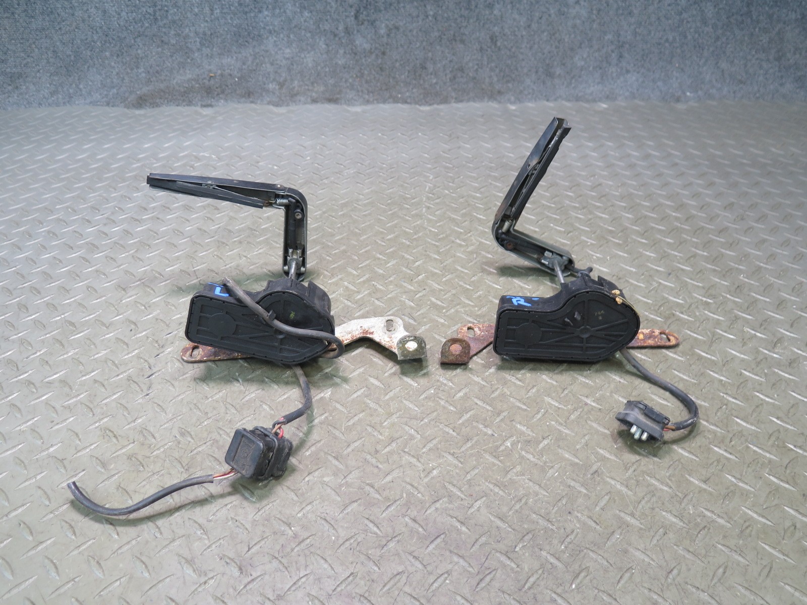 86-91 MERCEDES W126 560SEL SET OF 2 FRONT HEADLIGHT WIPER ARM W MOTOR SET OEM