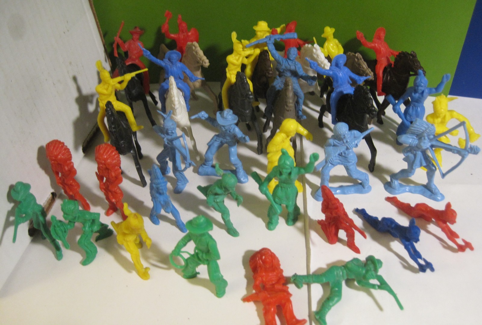 IDEAL LIDO PAYTON VINTAGE FORT INDIANS PIONEER COWBOY HORSE PLASTIC TOY SOLDIERS