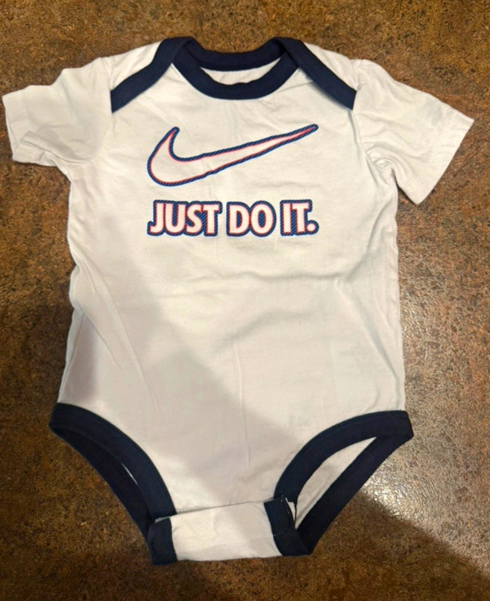 Nike Just Do It Logo Bodysuit White/Blue Short Sleeve Cotton Snap 0-3M Nike Just Do It Logo Bodysuit White/Blue Short Sleeve Cotton Snap 0-3M