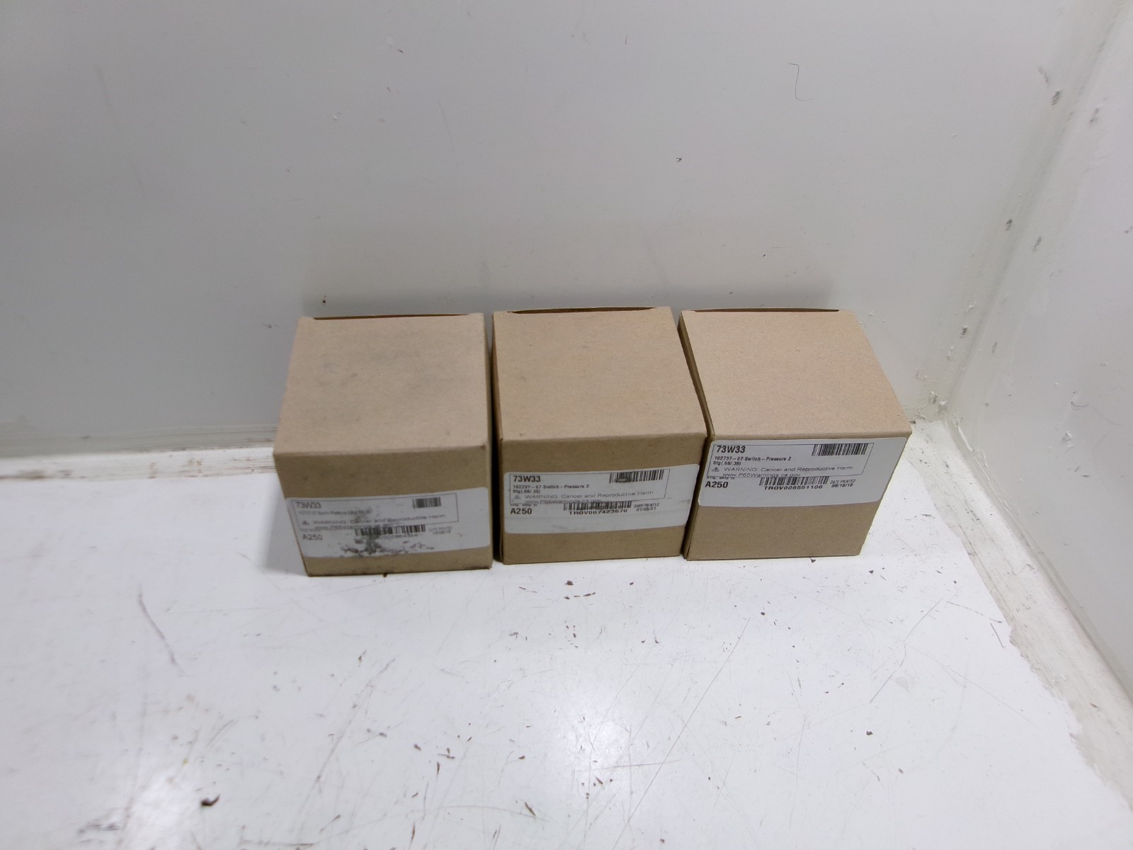LOT OF 3 NEW Lennox 73W33 Pressure Switch .68/.35 2 Stage Replacement.R418 LOT OF 3 NEW Lennox 73W33 Pressure Switch .68/.35 2 Stage Replacement.R418