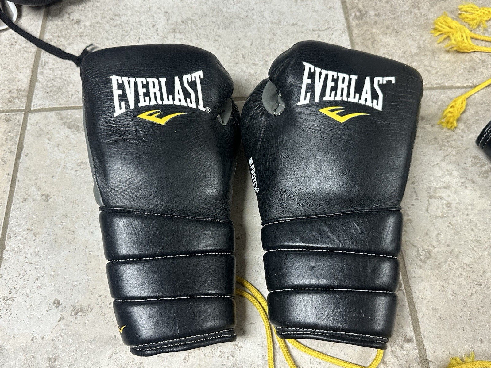 Everlast Professional Lace-Up Leather Boxing Gloves 10oz – Fight worn Protex Everlast Professional Lace-Up Leather Boxing Gloves 10oz – Fight worn Protex