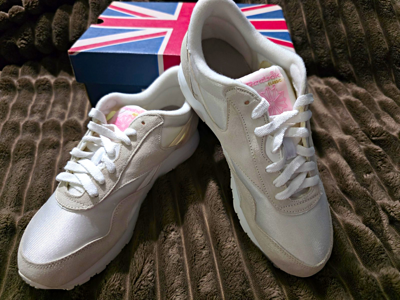Womens 8.5 Reebok Classic White Low Top Lace-Up Sneaker Rubber Outsole Womens 8.5 Reebok Classic White Low Top Lace-Up Sneaker Rubber Outsole