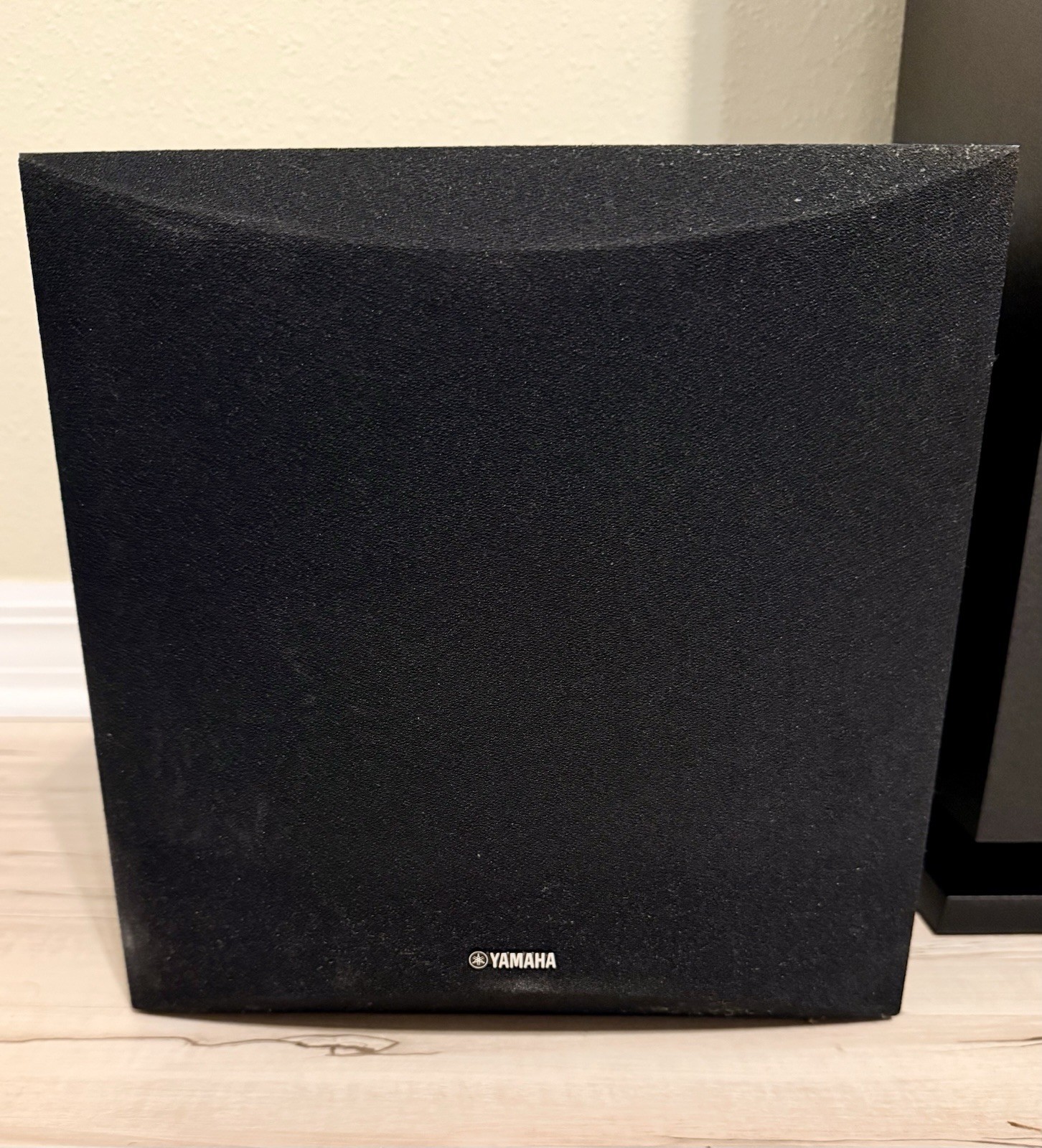 Yamaha Powered Subwoofer 8 - 100 Watts SW050. Excellent Condition