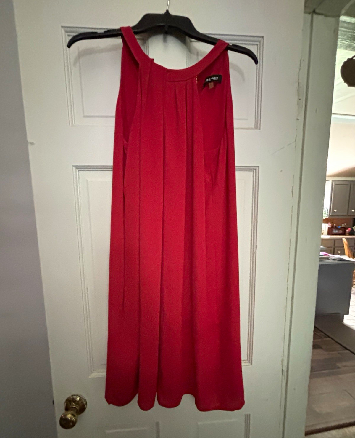 Nine West Red Solid Shift Dress V-Neck Sleeveless Knee Length Women’s Size 6 Nine West Red Solid Shift Dress V-Neck Sleeveless Knee Length Women’s Size 6