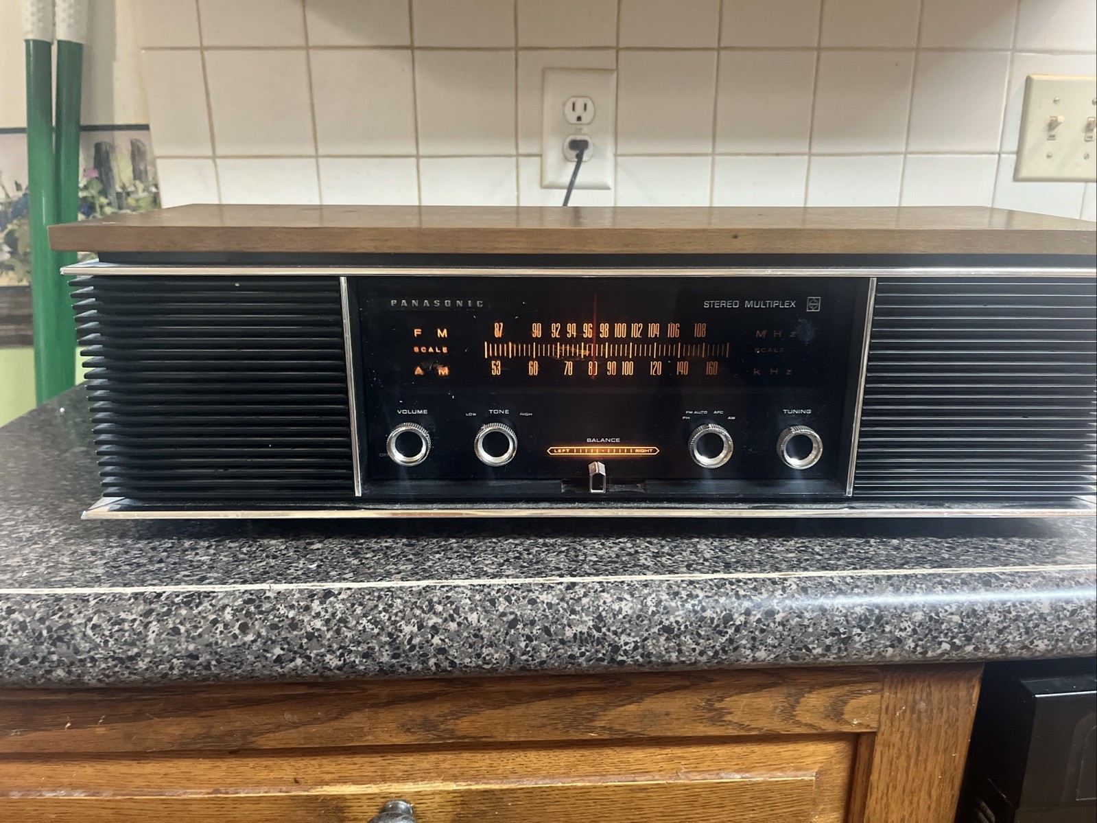 Vntg Panasonic RE-7300 Multiplex Stereo AM/FM Radio Phono Input Japan Turns On Vntg Panasonic RE-7300 Multiplex Stereo AM/FM Radio Phono Input Japan Turns On
