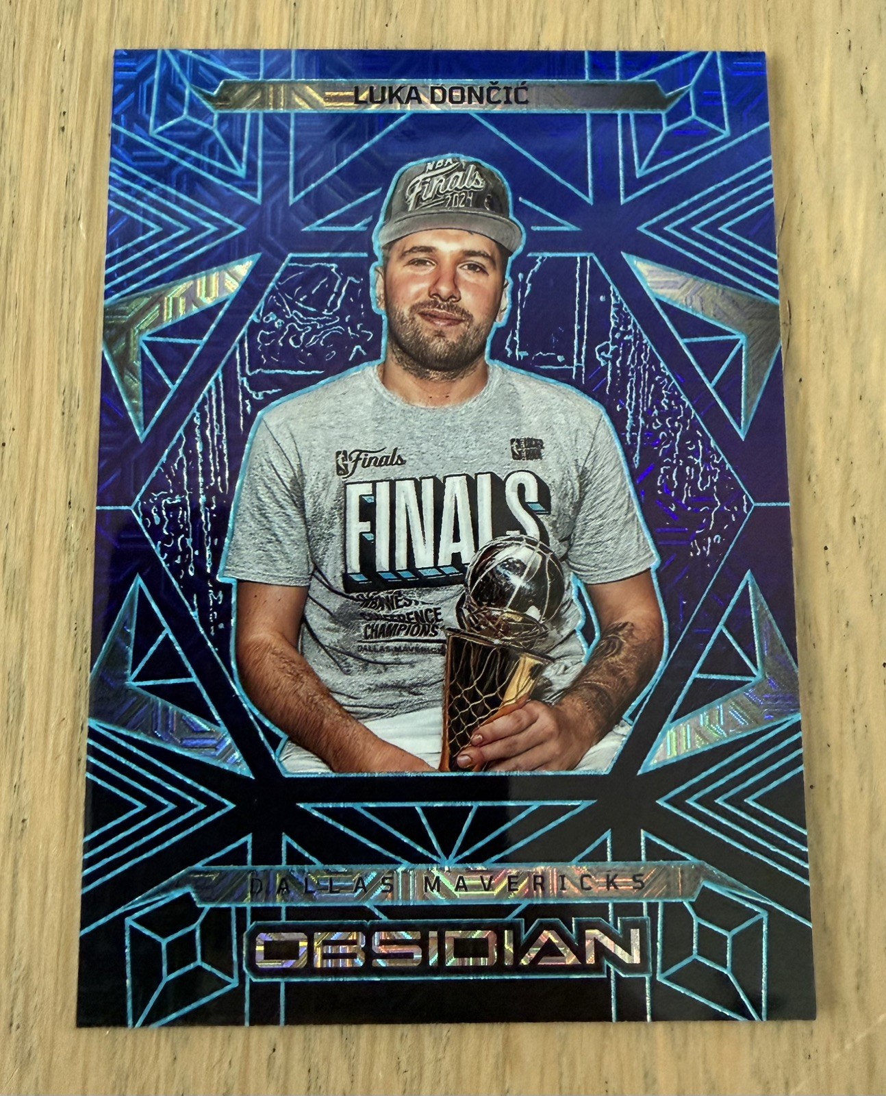 LUKA DONCIC 2024-25 Panini Obsidian #190 The Finals Trophy Deep Sea Mojo #3/5 LUKA DONCIC 2024-25 Panini Obsidian #190 The Finals Trophy Deep Sea Mojo #3/5
