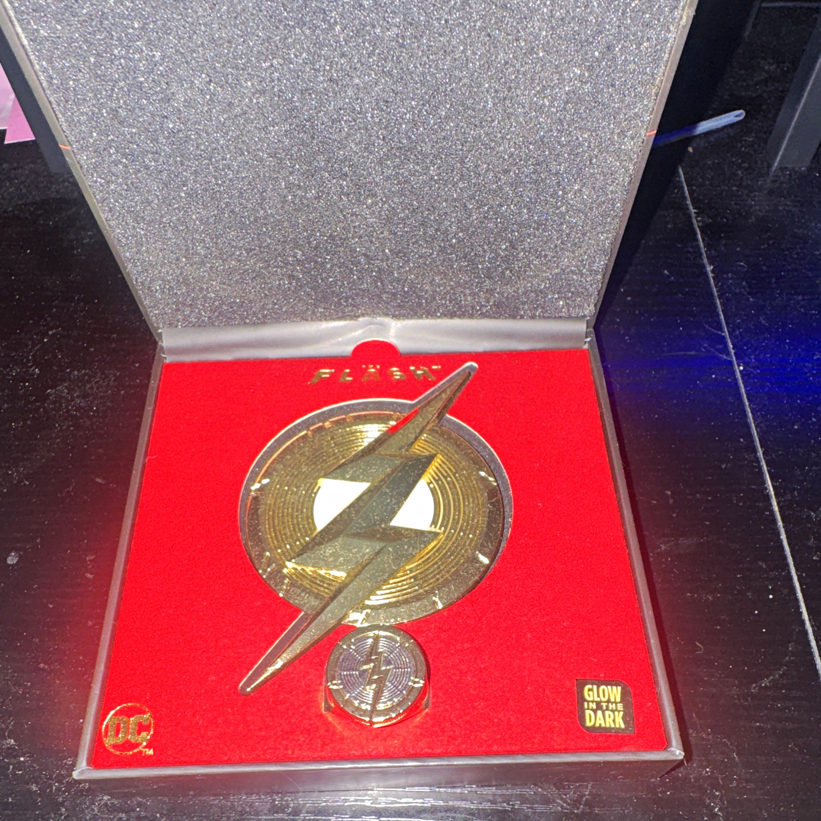 Salesone DC The Flash ring and logo Set GameStop Exclusive Glow Dark #3008/10000 Salesone DC The Flash ring and logo Set GameStop Exclusive Glow Dark #3008/10000